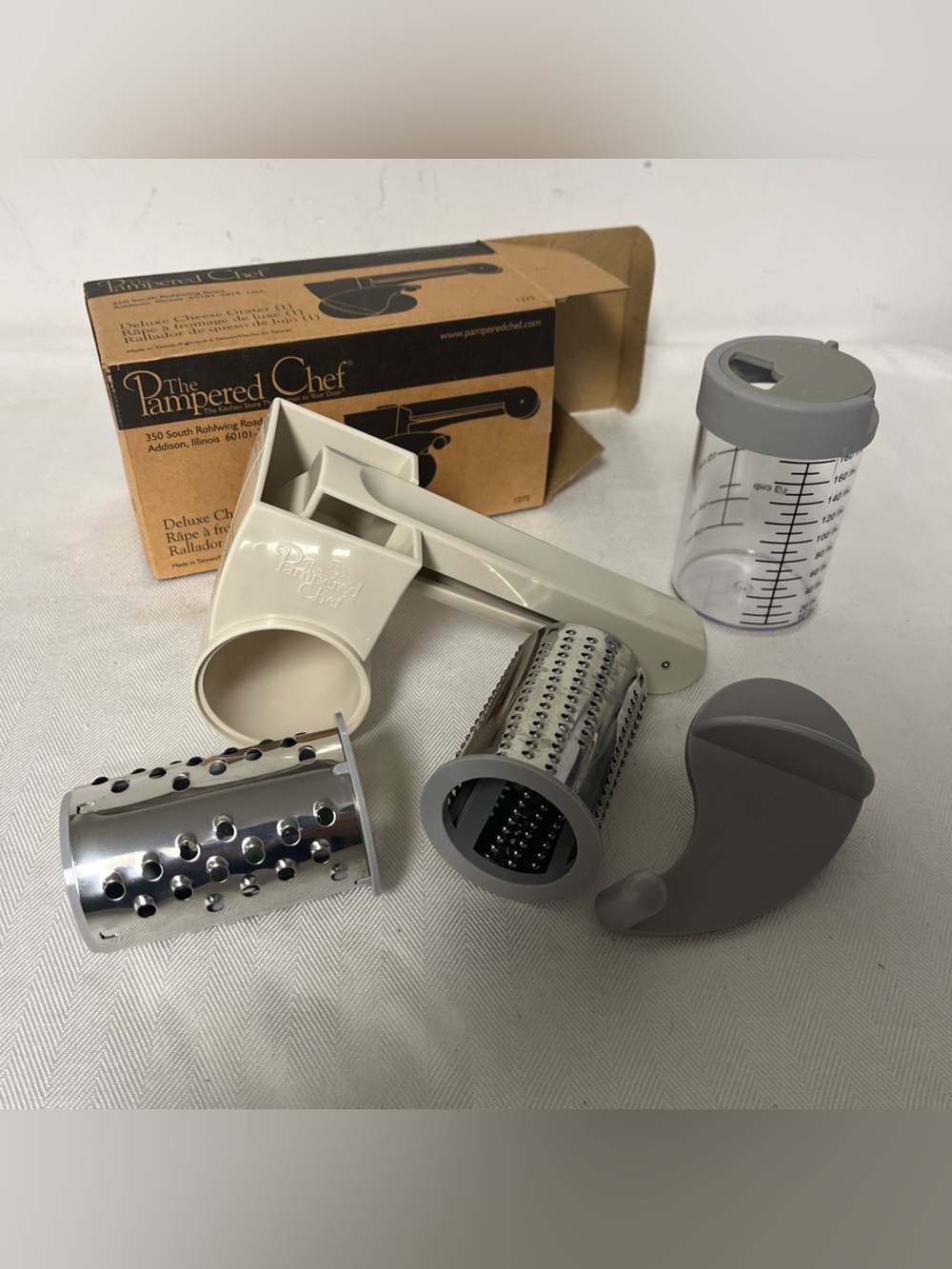 The Pampered Chef Deluxe Cheese Grater 1275 Hand Held Manual Rotary W/ Container